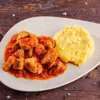 Tochitura dobrogeana cu pui, porc si carnati si mamaliga 200g/150g