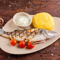 Biban de mare fript cu mujdei si mamaliga 200g/200g/50ml