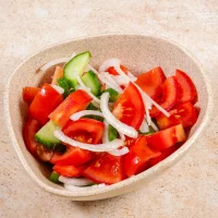 Salata de rosii, castraveti si ceapa 200g