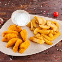 Nuggets de pui in pesmet galben cu cartofi pai 230/200g