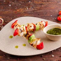 Frigarui de pui saganaki stropite cu sos de busuioc 300g